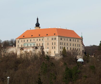 Zámek  Náměšť nad Oslavou, jeden  z památkových objektů, kde se používají tablety pro neslyšící
